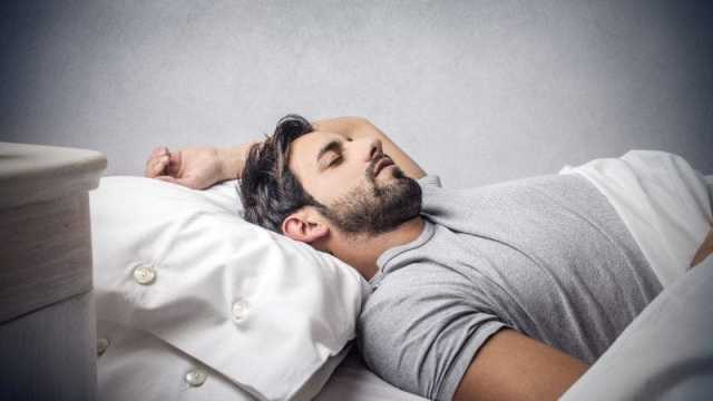 تفسير رؤية النوم في المنام للرجل والعزباء والمتزوجة