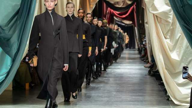 FENDI تفتتح أسبوع الموضة في ميلان.. وكيم جونز يستحضر سحر الـبانك لشتاء 2025