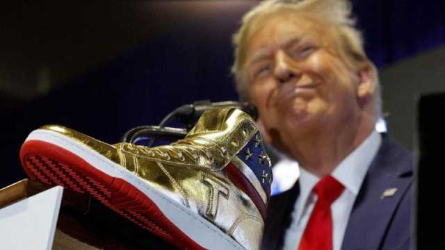 ترامب يروج لحذاء ذهبي يحمل علامته التجارية