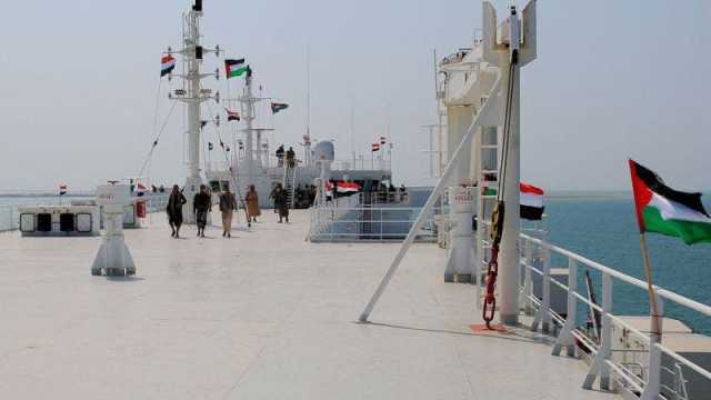 طاقم السفينة مسلم هكذا تستعطف السفن جماعة الحوثيين للمرور في البحر الأحمر