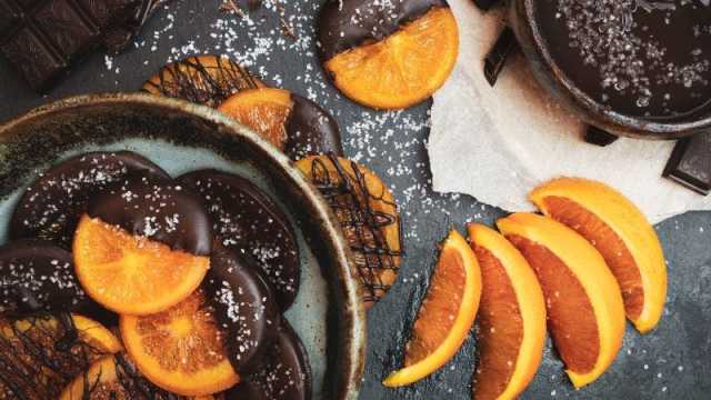 طريقة صنع شرائح البرتقال بالشوكولاتة