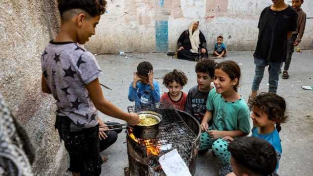 الجوع يجتاح غزة: الإحتلال يطلق النار على المنتظرين للمساعدات (فيديو)