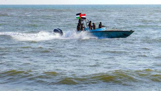 الحوثيون: سحب السفينة المتضررة مقابل إغاثة غزة!