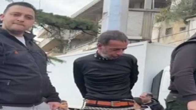 فيديو يثير الجدل: أهالي بلدة لبنانية يعلقون شخصا على عمود