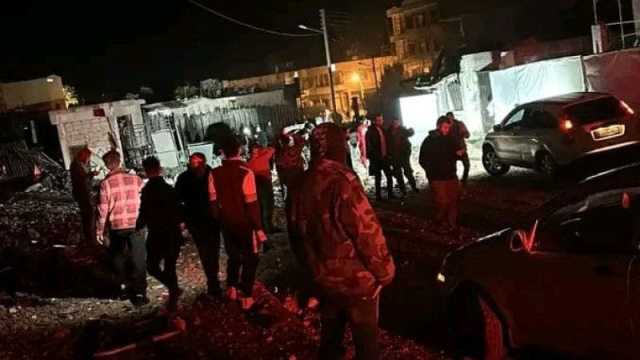 انباء عن اغتيال قيادي بارز من حزب الله خلال الغارات على حمص