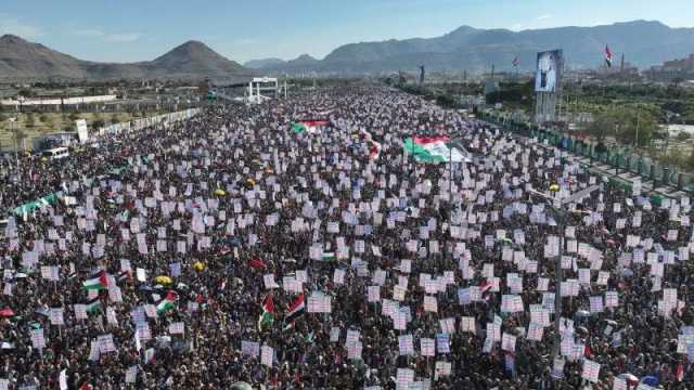 اليمنيون يخرجون في مسيرة مليونية بصنعاء نصرة لغزة