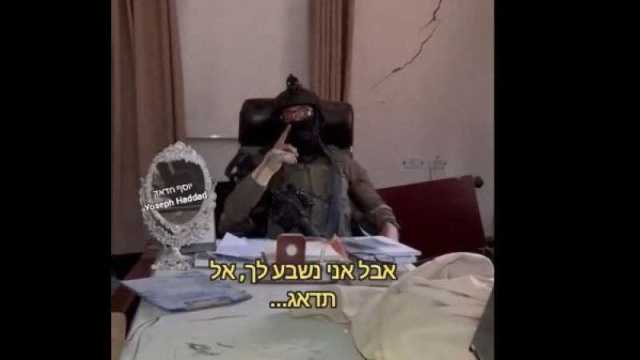 ملثم اسرائيلي في مكتب السنوار بعد مداهمة مقر 7 اكتوبر
