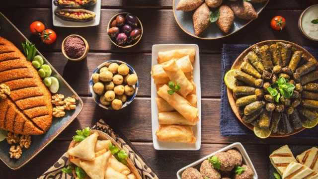 أطباق رمضانية: مقبلات لفائف المسخن، وسبرينج رولز، والسمبوسة