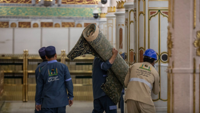 بالصور: تغيير سجاد الروضة الشريفة استعدادًا لشهر رمضان