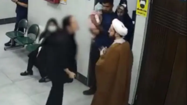 شجار بين امرأة ورجل دين إيراني بعدما صوّرها خلسة دون حجاب
