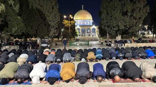 رغما عن الاحتلال..آلاف الفلسطينيين يتوافدون إلى المسجد الأقصى لإحياء ليلة القدر