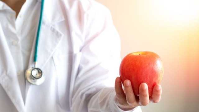 طبيب البوابة: هل تناول تفاحة واحدة يومياً يغنينا عن الطبيب؟