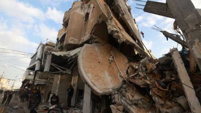 بالفيديو: عشرات المفقودين تحت أنقاض مبنى في حي الرمال بغزة