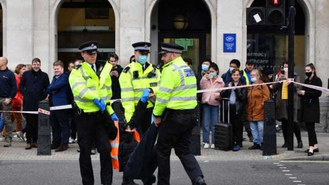 شاهد: شرطية بريطانية تعتدي على لاجىء عربي وتدوس على بطنه
