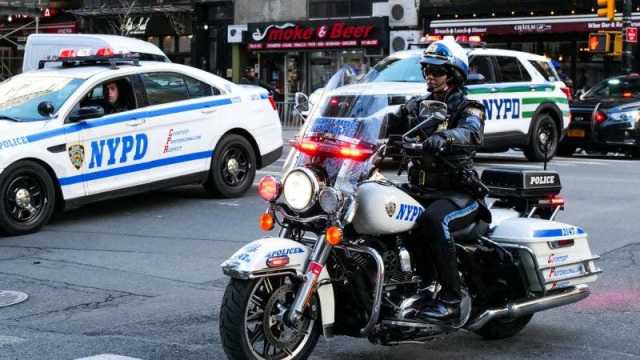 شاهد: شرطي يقتل شابا هدد بذبح والدته في نيويورك