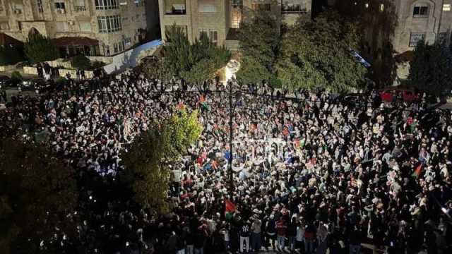 ليلة ساخنة في عمان: الآلاف يحاولون اقتحام السفارة الإسرائيلية (فيديوهات)