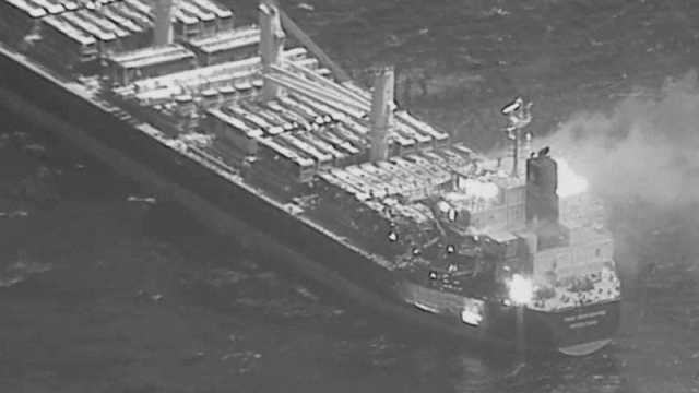 بالفيديو: احتراق سفينة اسرائيلية بعد هجوم صاروخي حوثي