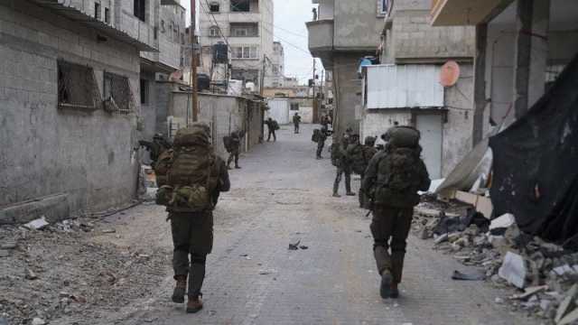 شاهد: مقاوم يواجه جيش الإحتلال في غزة من مسافة الصفر