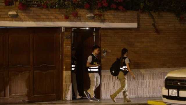 مداهمة منزل رئيسة البيرو بسبب ساعة روليكس (فيديو)