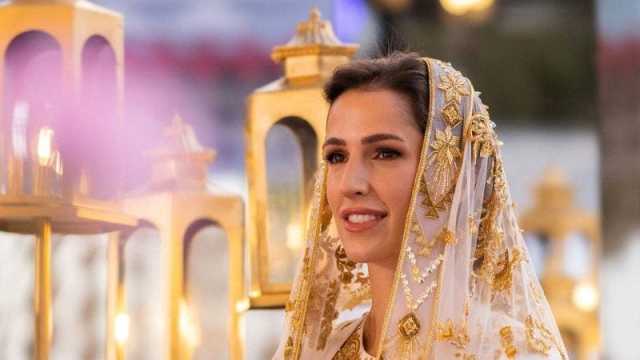 دانا آل سيف شقيقة الأميرة رجوة الحسين تخطف الانظار بجمالها.. صورة متداولة حديثًا