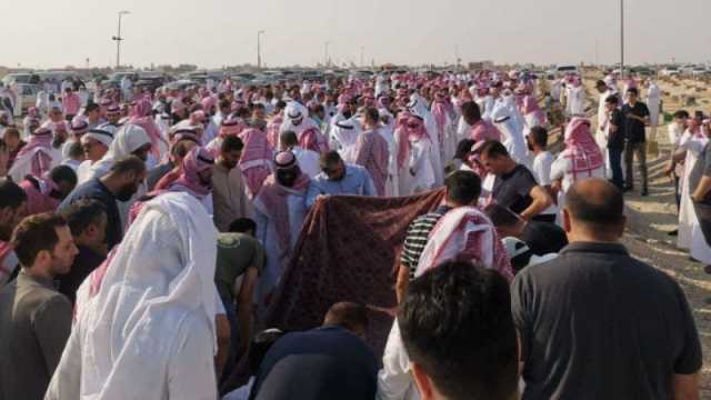سعوديون يشيعون عائلة أردنية قضت بحادث سير بالأحساء