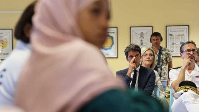 فرنسا تدافع عن قرار حظر العباءة الاسلامية في مدارسها
