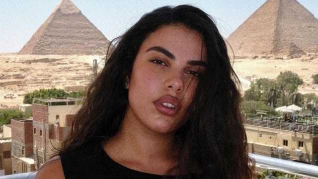 فندق يطرد عارضة أزياء مصرية بعد اكتشاف جنسيتها
