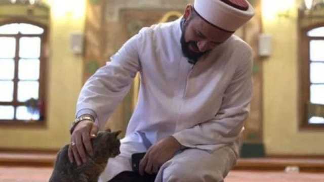 بالفيديو.. إمام تركي يثير انتباه الجماهير بهذا التصرف من داخل المسجد؟