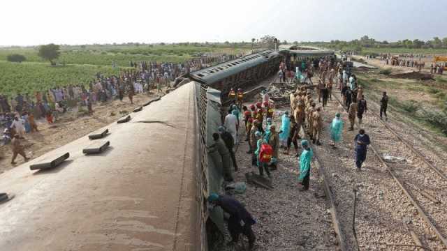 مشهد مروع للغاية: عشرات الضحايا يتناثرون بعد حادث قطار في باكستان