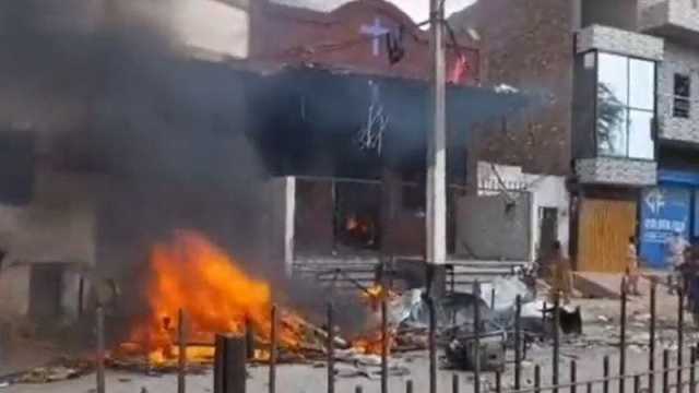 إحراق كنائس في باكستان بعد اتهام مسيحيين بتدنيس المصحف