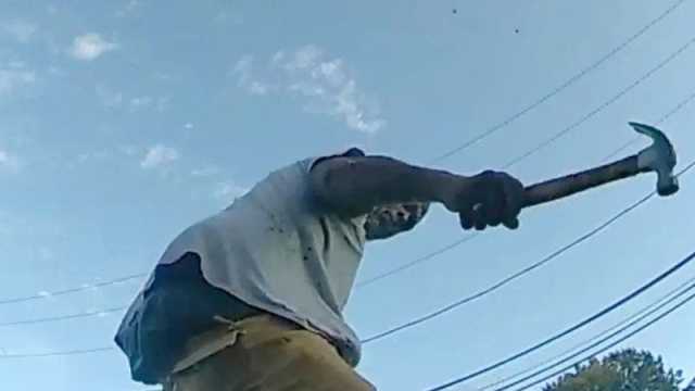 فيديو يوثق لحظات مروعة لهجوم رجل بشاكوش على ضابطة شرطة