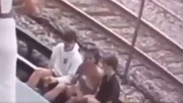 فيديو: لحظة تعرض 3 اشخاص لصعقة هائلة اثناء التقاطهم سيلفي على سكة قطار كهربائي