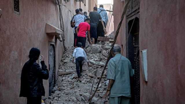 فيديو مأساوي.. أب مغربي ينهار وهو يبحث عن أطفاله تحت الأنقاض