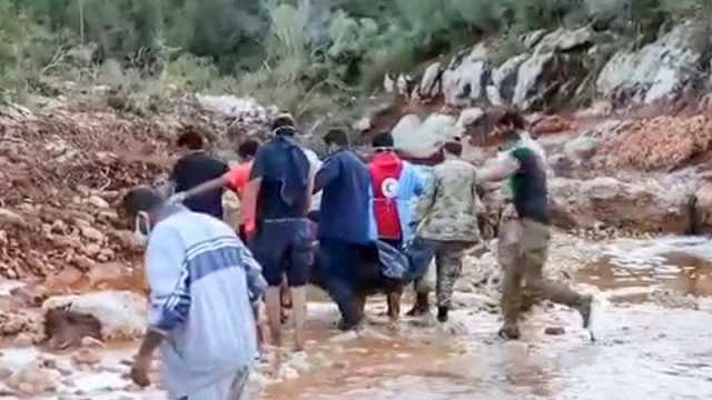فيديو مؤلم..قرية جنوب مصر تشيع 74 من أبنائها الذين قضوا في إعصار ليبيا
