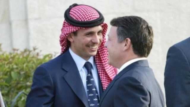 لحية يتخللها الشيب.. الأمير حمزة في أحدث ظهور مع ابنه محمد