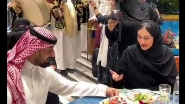 شاهد اميران سعوديان يعلنان خطبتهما داخل مطعم