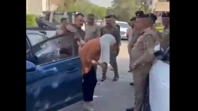 تضارب واشتباك بالايدي بين ضابطة عراقية وزميل لها في الشارع العام (فيديو)