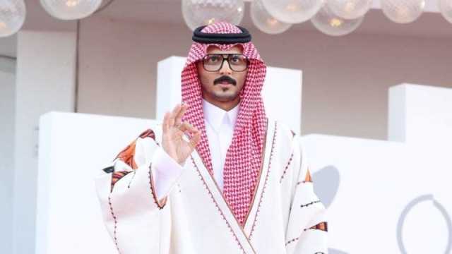 جُبة محمد الشهري في مهرجان البندقية تثير انقسامًا بين السعوديين.. ما القصة؟