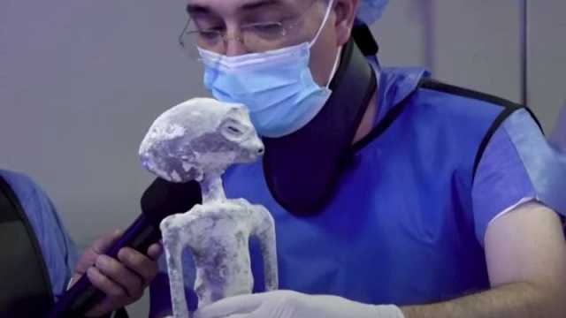 اطباء مكسيكيون بعد فحص جثتي الكائنين الغامضين: ليسا من الارض