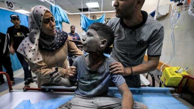 فيديو مؤلم.. طفل يرتجف بعد انتشاله من تحت الركام في غزة