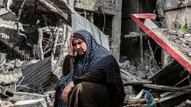 زي الحرب الرسمي لنساء غزة هو طقم الصلاة .. لماذا؟