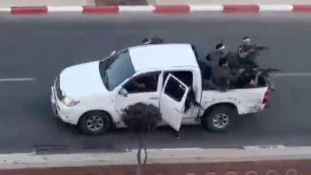 شاهد.. سحل جثة جندي اسرائيلي في غزة