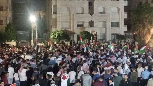 آلاف الأردنيين يزحفون نحو السفارة الإسرائيلية: افتحوا الحدود