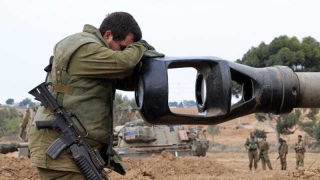 شاهد.. مقاتلو حماس يقتلون 50 جنديا اسرائيليا داخل مروحية