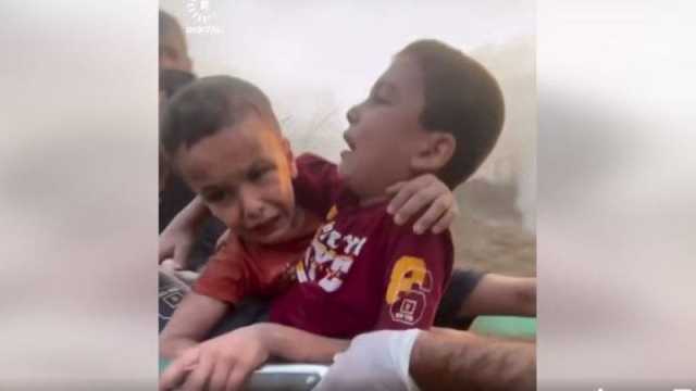 طفلان فلسطينيان قصفتهما الطائرات الاسرائيلية يشكران المنقذين.. فيديو