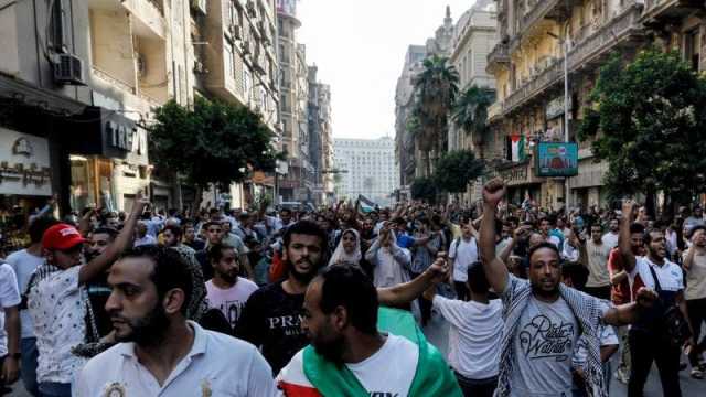 عشرات الالاف يتظاهرون في دول عربية عدة نصرة لغزة