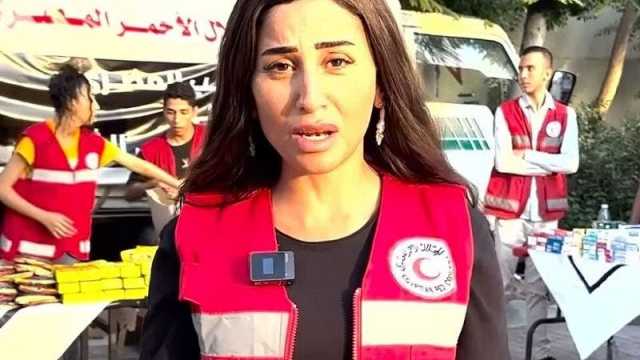 دينا الشربيني تتطوع لدى الهلال الأحمر لمساندة أهل غزة
