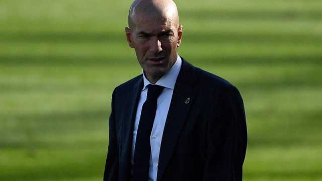 أسطورة ريال مدريد يفضّل عودة زيدان لتدريب الفريق