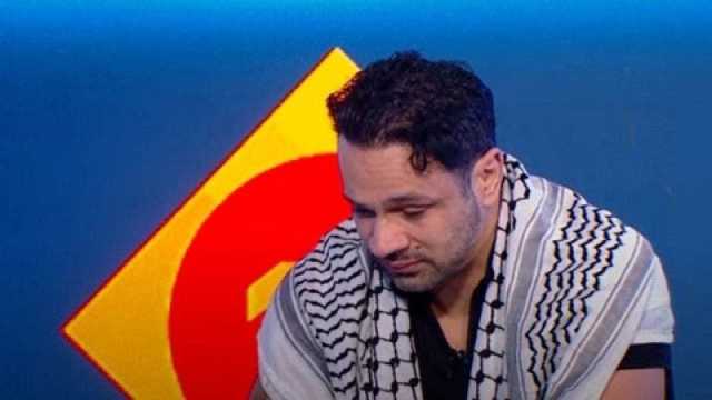 محمد عطية باكيا على الهواء: (الطفل في غزة ضفره برقبتي!)