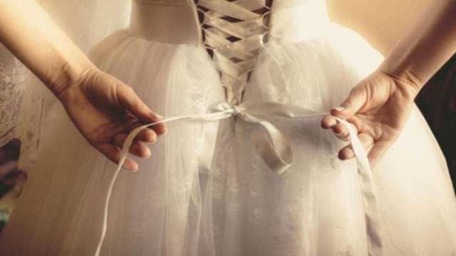 تفسير رؤية شخص يلبس فستان زفاف في المنام للعزباء والمتزوجة